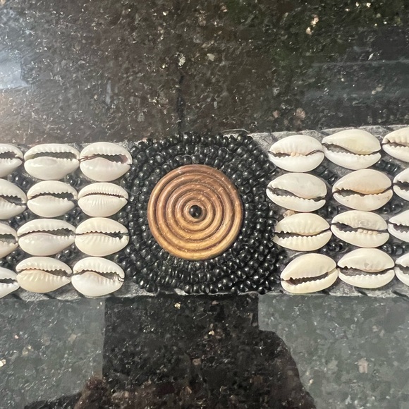 Shell and Bead Bracelet - Picture 2 of 3